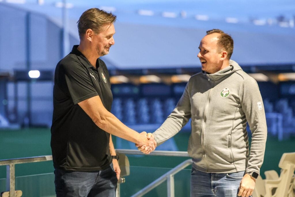 Niklas Käcko skakar hand med Mikael Byggmästar